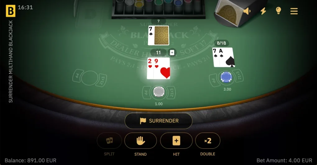 Surrender Multihand Blackjack med to aktive hender på grønt bord, dealers åpne sjuer og knappene Surrender, Stand, Hit og Double under kortene.